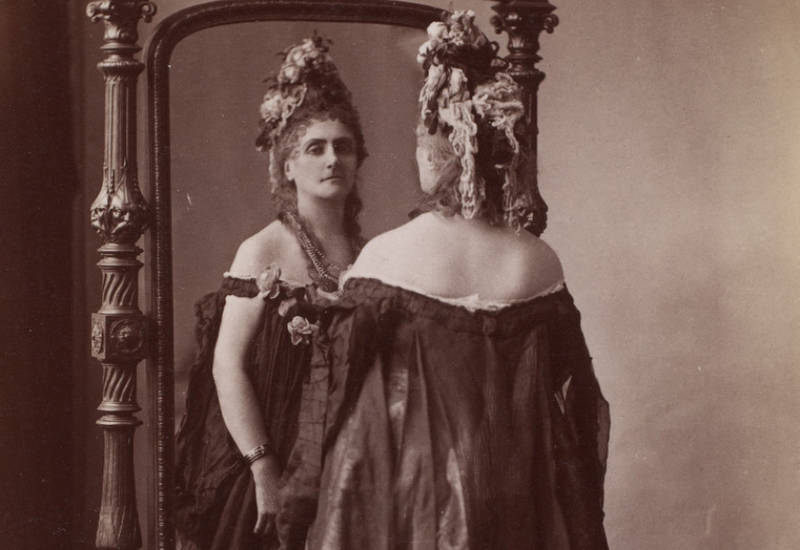 La comtesse, Série des Roses (Pierre-Louis Pierson, 1895)