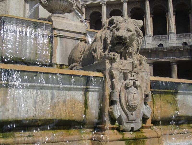 La fontaine : un lion
