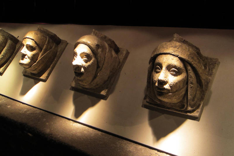 Moulages des têtes sculptées de la façade