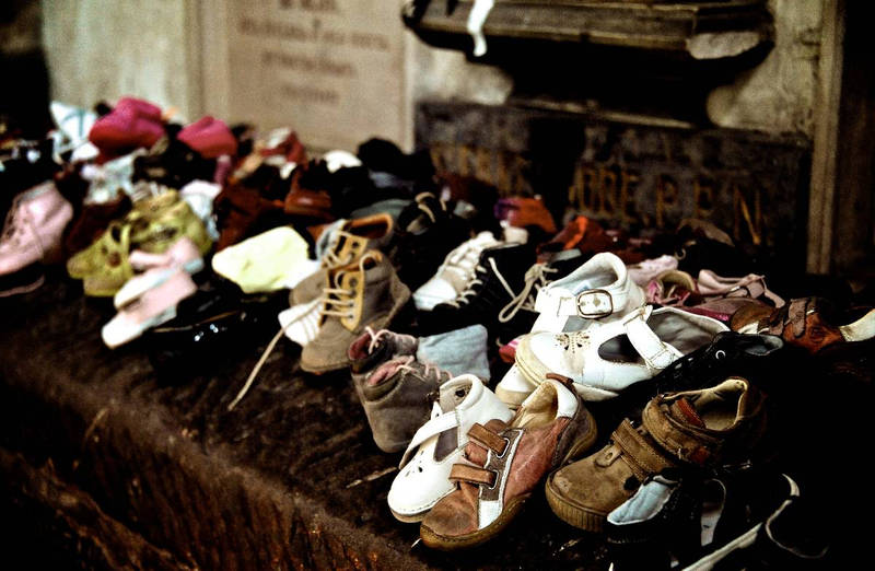 Chaussures sur la tombe d'Erkembode