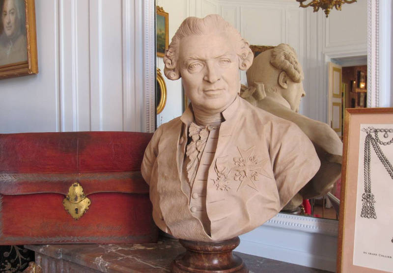 Serviette et buste de Louis-Auguste