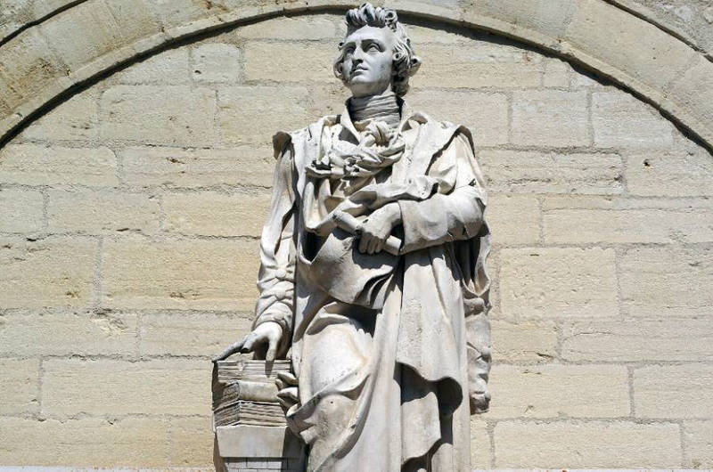 Statue de Romé de L'Isle : détail