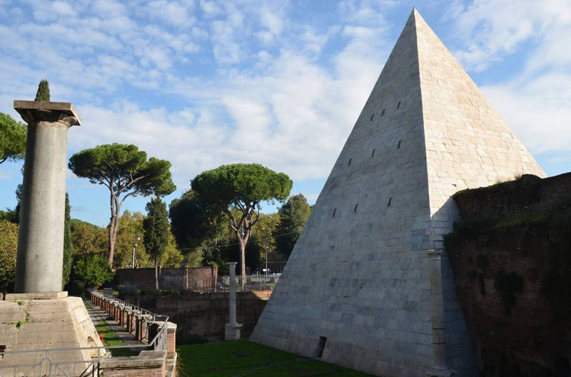 Pyramide de Cestius, Rome