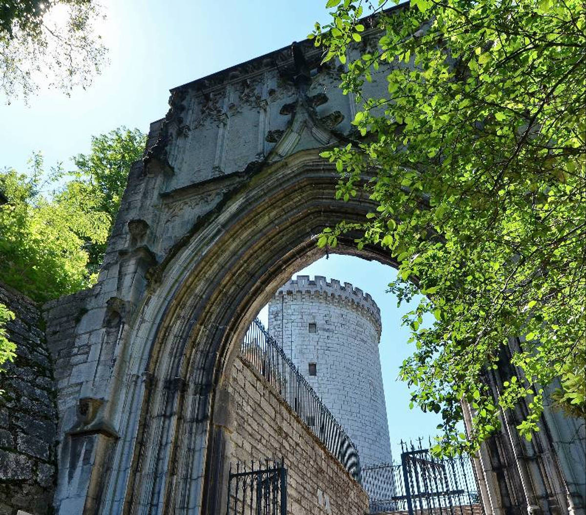 Tour demi-ronde du château ducal